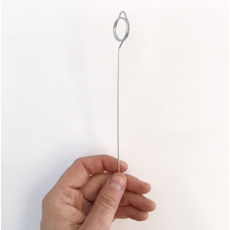 L'appui de la brochette métallique