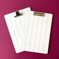 Carta menú restaurante en madera blanca desgastada. Incluye pinza para