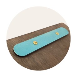 Descubre nuestra carta menú de madera en colores con tornillos pasantes